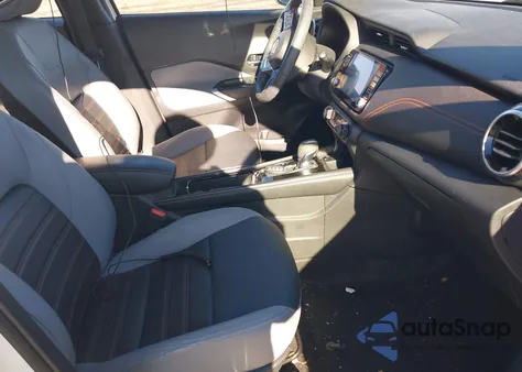 2022 Nissan Kicks Sr Xtronic Cvt z USA, uszkodzony, nr VIN 3N1CP5DV3NL529371